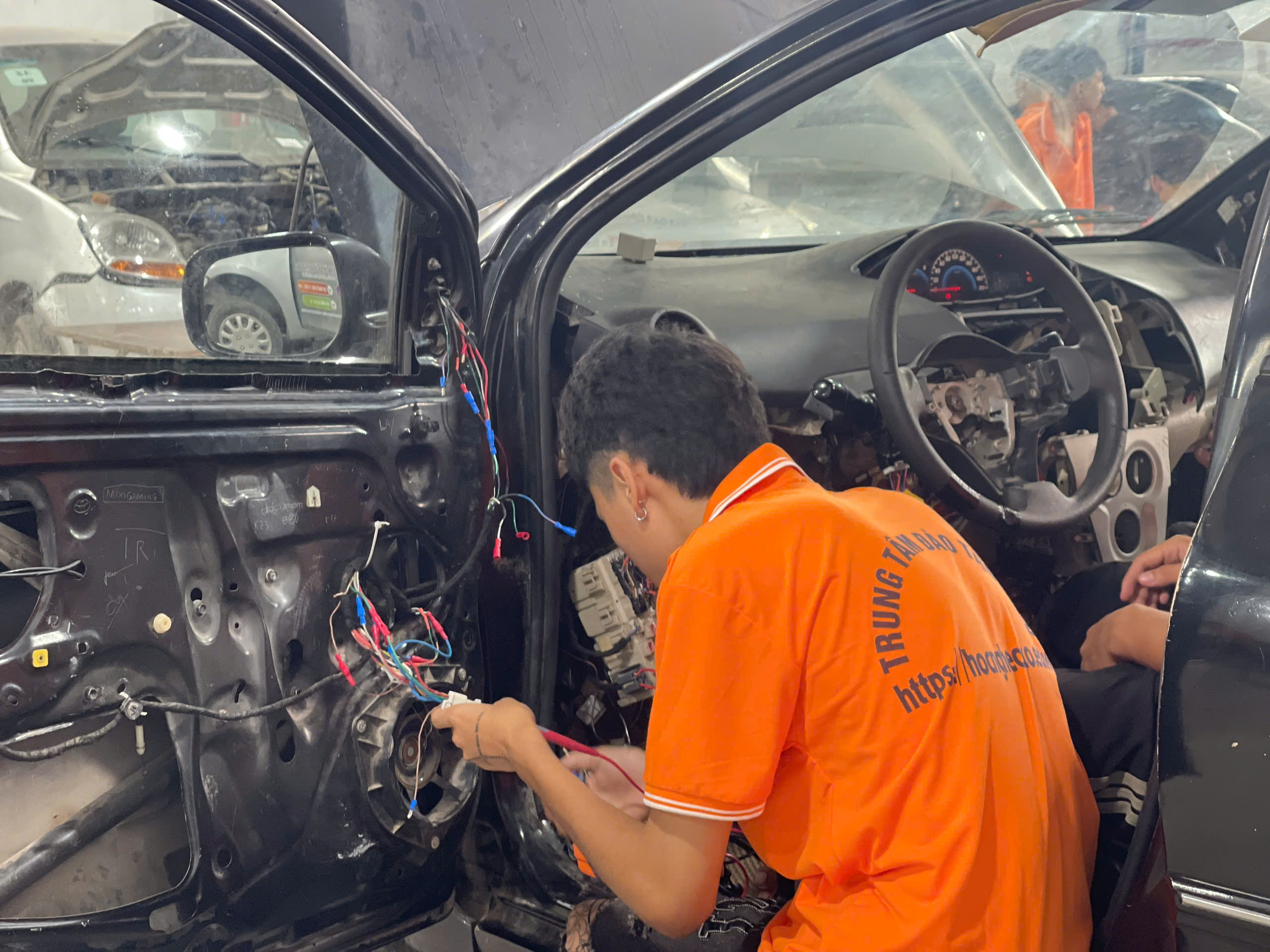 Những lưu ý cho anh em thợ máy gầm muốn làm điện ô tô