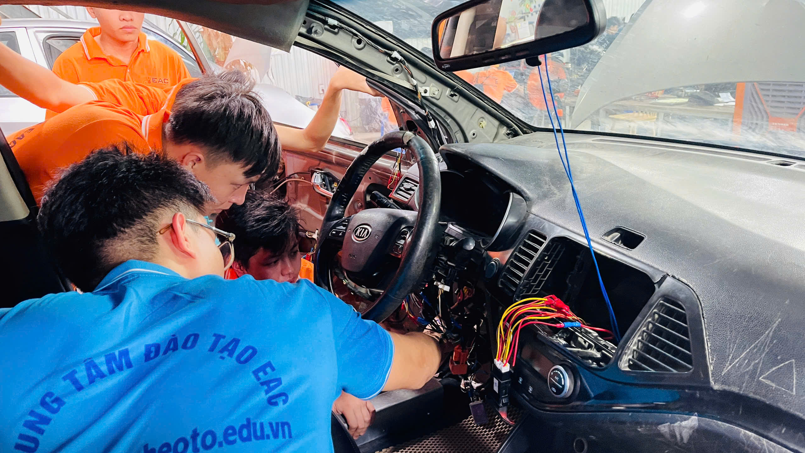 Học nghề sửa chữa ô tô mất bao lâu để đi làm được ngay?