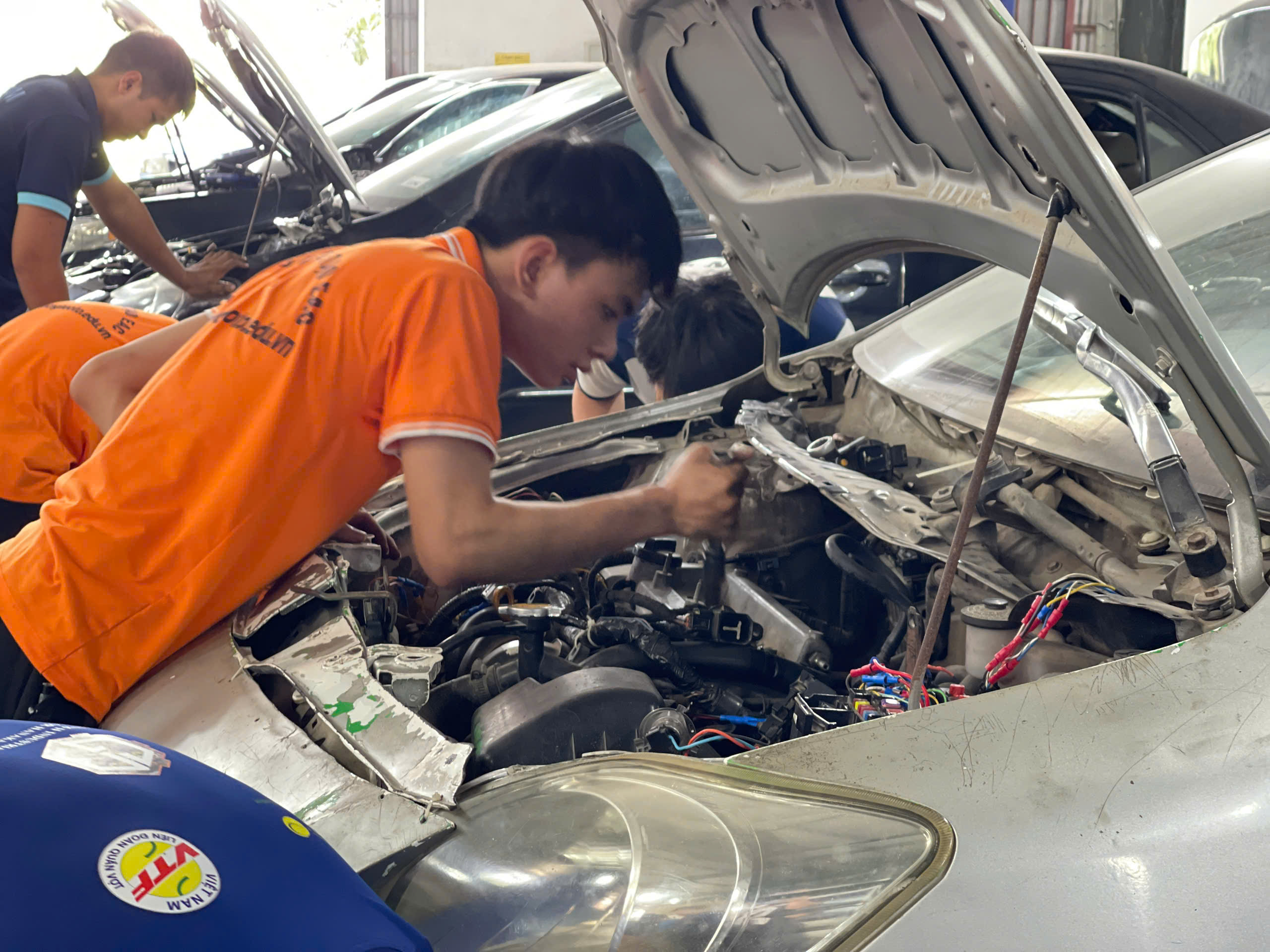 HỌC NGHỀ SỬA XE Ô TÔ BAO NHIÊU TIỀN?